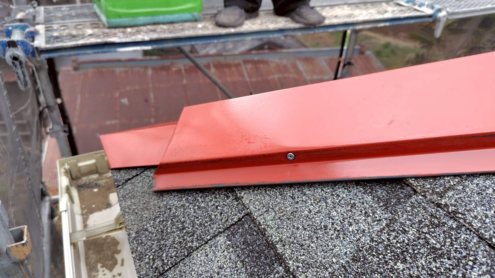 ビスで赤い棟板金を再固定